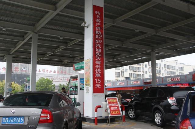 从今年5月份开始,中石化,中石油加油站的汽柴油零售价格战悄然打响